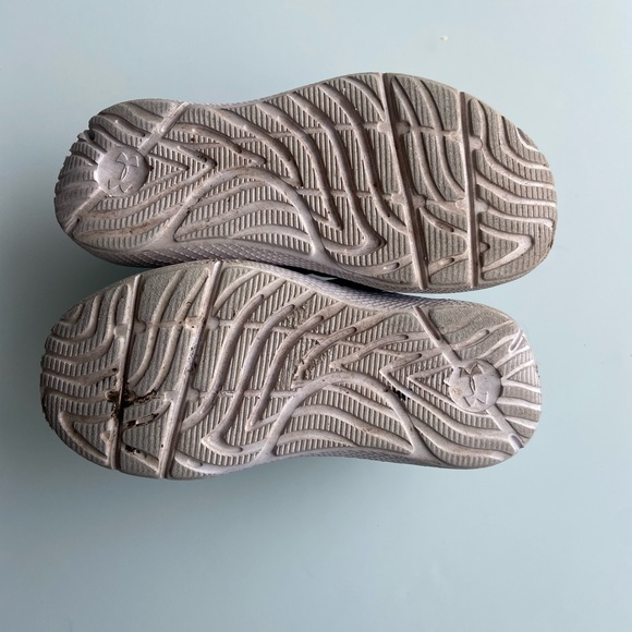 Under Armour Size 11 kids - Picture 4 of 5